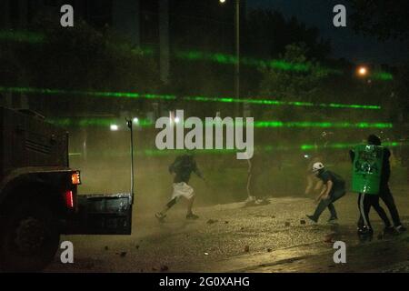 Bogota, Kolumbien. Juni 2021. Demonstrator nutzt Laser-Blitzlichter, um Polizeibeamte Kolumbiens (ESMAD) während der Zusammenstöße als neuen Tag von regierungsfeindlichen Protesten in Bogotá, Kolumbien, gegen die Regierung von Präsident Iván Duque und Polizeibrutalität am 2. Juni 2021 zu erblinden.Quelle: Long Visual Press/Alamy Live News Stockfoto