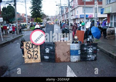 Bogota, Kolumbien. Juni 2021. Mitglieder der sogenannten Front Line halten Schilde an einem neuen Tag von regierungsfeindlichen Protesten in Bogotá, Kolumbien, gegen die Regierung von Präsident Iván Duque und Polizeibrutalität am 2. Juni 2021.Quelle: Long Visual Press/Alamy Live News Stockfoto