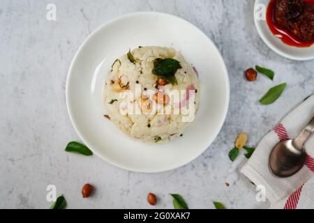 Quark oder thayir upma - südindisches Frühstück mit Grieß und Joghurt Stockfoto