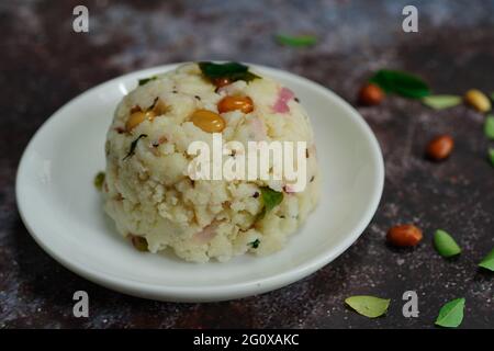 Quark oder thayir upma - südindisches Frühstück mit Grieß und Joghurt Stockfoto