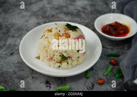 Quark oder thayir upma - südindisches Frühstück mit Grieß und Joghurt Stockfoto