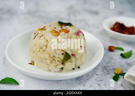 Quark oder thayir upma - südindisches Frühstück mit Grieß und Joghurt Stockfoto