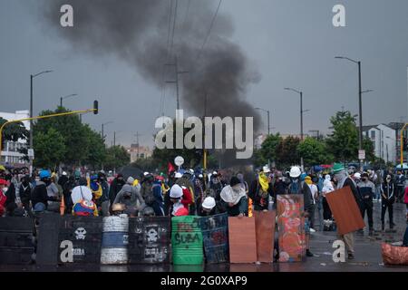 Bogota, Kolumbien. Juni 2021. Mitglieder der Front schützen sich vor Zusammenstößen mit der kolumbianischen Bereitschaftspolizei ESMAD als neuem Tag der regierungsfeindlichen Proteste in Bogotá, Kolumbien, gegen die Regierung von Präsident Iván Duque und Polizeibrutalität am 2. Juni 2021 Quelle: Long Visual Press/Alamy Live News Stockfoto