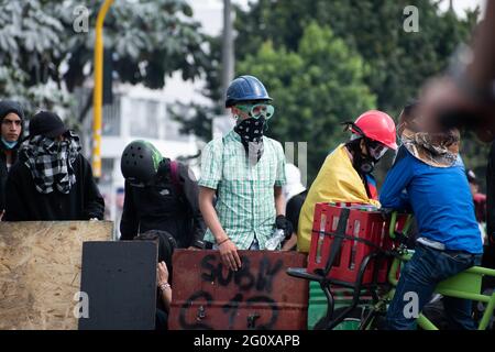 Bogota, Kolumbien. 2. Juni 2021. Mitglieder der sogenannten Front halten Schilde an einem neuen Tag von regierungsfeindlichen Protesten in Bogotá, Kolumbien, gegen die Regierung von Präsident Iván Duque und Polizeibrutalität am 2. Juni 2021.Quelle: Long Visual Press/Alamy Live News Stockfoto