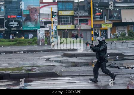 Bogota, Kolumbien. Juni 2021. Kolumbianische Bereitschaftspolizei ESMAD trifft auf Demonstranten als neuer Tag der regierungsfeindlichen Proteste in Bogotá, Kolumbien, gegen die Regierung von Präsident Iván Duque und Polizeibrutalität am 2. Juni 2021 Quelle: Long Visual Press/Alamy Live News Stockfoto