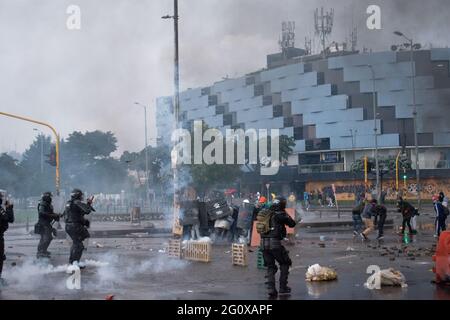 Bogota, Kolumbien. Juni 2021. Kolumbianische Bereitschaftspolizei ESMAD trifft auf Demonstranten als neuer Tag der regierungsfeindlichen Proteste in Bogotá, Kolumbien, gegen die Regierung von Präsident Iván Duque und Polizeibrutalität am 2. Juni 2021 Quelle: Long Visual Press/Alamy Live News Stockfoto