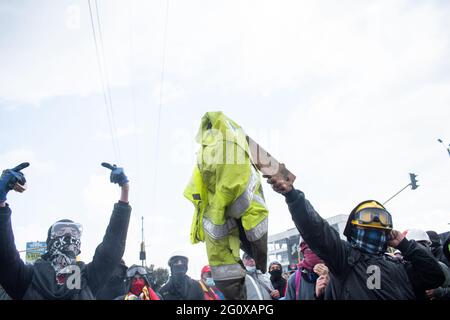 Bogota, Kolumbien. 2. Juni 2021. Der Protestler hält an einem neuen Tag von regierungsfeindlichen Protesten in Bogotá, Kolumbien, gegen die Regierung von Präsident Iván Duque und Polizeibrutalität am 2. Juni 2021 eine Jacke der nationalen Polizei in der Hand.Quelle: Long Visual Press/Alamy Live News Stockfoto