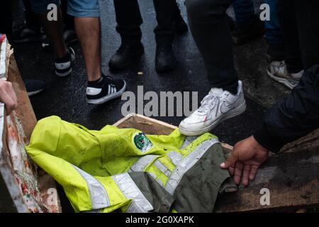 Bogota, Kolumbien. Juni 2021. Demonstranten werfen eine Polizeioffizier-Uniform als neuen Tag der regierungsfeindlichen Proteste in Bogotá, Kolumbien, gegen die Regierung von Präsident Iván Duque und Polizeibrutalität am 2. Juni 2021 ab.Quelle: Long Visual Press/Alamy Live News Stockfoto