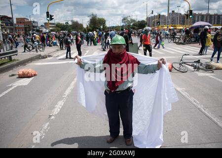 Bogota, Kolumbien. Juni 2021. Ein Demonstranten hält am 2. Juni 2021 an einem neuen Tag der regierungsfeindlichen Proteste in Bogotá, Kolumbien, gegen die Regierung von Präsident Iván Duque und die Brutalität der Polizei eine weiße Flagge auf dem Rücken.Quelle: Long Visual Press/Alamy Live News Stockfoto