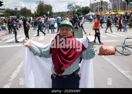 Bogota, Kolumbien. Juni 2021. Ein Demonstranten hält am 2. Juni 2021 an einem neuen Tag der regierungsfeindlichen Proteste in Bogotá, Kolumbien, gegen die Regierung von Präsident Iván Duque und die Brutalität der Polizei eine weiße Flagge auf dem Rücken.Quelle: Long Visual Press/Alamy Live News Stockfoto