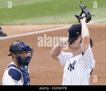 Photo: Yankees Kyle Higashioka and Wandy Peralta Celebrate After Defeating  the Royals - KCP20210809133 