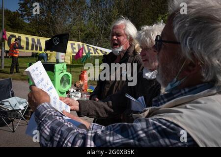 Peterhead, Großbritannien, 3. Juni 2021. Klimaaktivisten von Extinction Rebellion Umweltproteste blockierten eine Straße, die zum gasbetriebenen Peterhead Power Station von SSE Plc führte, und beschuldigten sie des „Greenwashing“, aus Protest gegen die fortgesetzte Nutzung fossiler Brennstoffe und vor der COP26-Klimakonferenz in Glasgow im Laufe dieses Jahres. In Peterhead, Schottland, am 3. Juni 2021. Foto: Jeremy Sutton-Hibbert/ Alamy Live News. Stockfoto