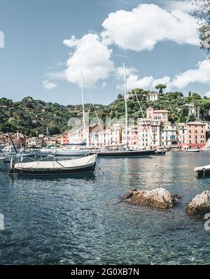Ein malerischer Hafen von Portofino an einem warmen Sommertag Stockfoto