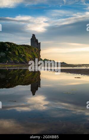 Die Ruinen von Greenan Castle auf den Klippen spiegeln sich in einem Gezeitenbecken am Ufer von Alloway in der Nähe von Ayr in South Ayrshire, Schottland. Stockfoto