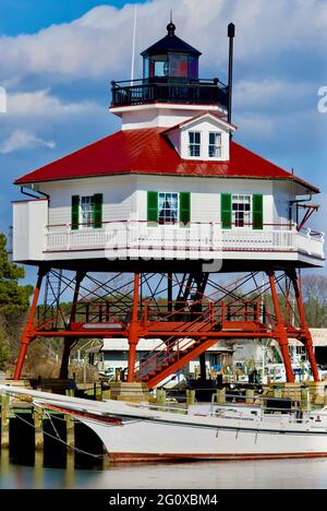 Der Drum Point Lighthouse, ein im Jahr 1883 erbauter Leuchtturm mit Schraubenstapel, befindet sich im Calvert County Museum, Solomons, Maryland, USA. Stockfoto