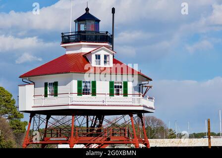 Der Drum Point Lighthouse, ein im Jahr 1883 erbauter Leuchtturm mit Schraubenstapel, befindet sich im Calvert County Museum, Solomons, Maryland, USA. Stockfoto