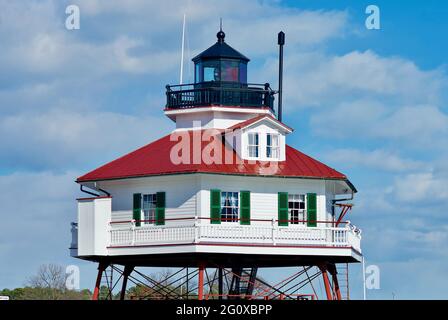 Der Drum Point Lighthouse, ein im Jahr 1883 erbauter Leuchtturm mit Schraubenstapel, befindet sich im Calvert County Museum, Solomons, Maryland, USA. Stockfoto