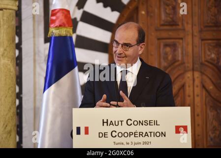 Tunis, Tunesien. Juni 2021. Der französische Premierminister Jean Castex spricht während einer gemeinsamen Pressekonferenz mit seinem tunesischen Amtskollegen Hichem Mechichi nach einem Treffen des Hohen Rates für Zusammenarbeit in Tunis. (Foto von Jdidi Wassim/SOPA Images/Sipa USA) Quelle: SIPA USA/Alamy Live News Stockfoto