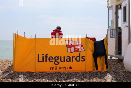 Rettungsschwimmer der rnli am Strand von Bognor Regis, Großbritannien. Stockfoto