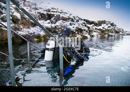 Silfra, Island-19. Feb 2020: Taucher bereiten sich auf das Eintauchen in das Wasser am Silfra Rift vor, dem Ort, an dem eurasische und die amerikanische tektonische Platte A liegen Stockfoto