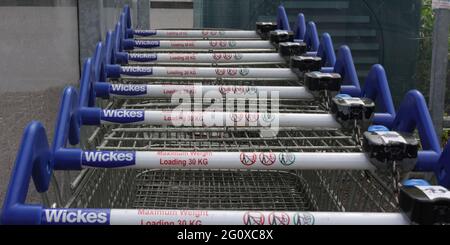 Logo von Wickes auf Einkaufstrollys. Stockfoto