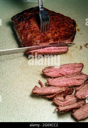 Schneiden saftig gegrilltes Steak, mittelselten gekocht Stockfoto