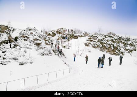 Silfra, Island-19. Feb 2020: Toursten auf dem Silfra-Graben im Winter, dem Ort, an dem sich die eurasische und die amerikanische tektonische Platte in Thingvelli teilen Stockfoto