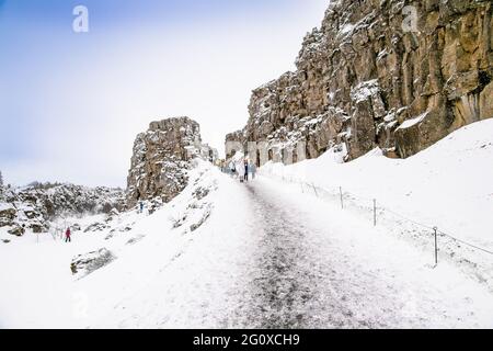 Silfra, Island-19. Feb 2020: Toursten auf dem Silfra-Graben im Winter, dem Ort, an dem sich die eurasische und die amerikanische tektonische Platte in Thingvelli teilen Stockfoto