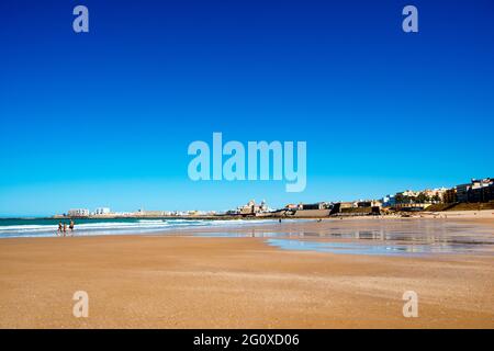 Panoramablick auf die Promenade und den Victoria Beach in Cádiz Stockfoto