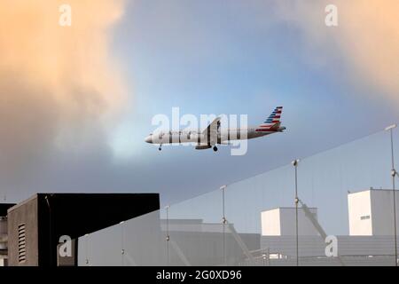 American Airlines Airbus A321-231on Final Approach to San Diego Airport in Southern California Stockfoto