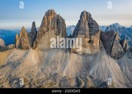 Luftaufnahme der Tre Cime in den Dolomiten Alpen, Nationalpark bei Sonnenuntergang. Italien, Europa Stockfoto