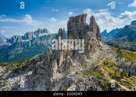 Luftaufnahme der Cinque Torri in den Dolomiten in Italien. Epische Landschaft an einem sonnigen Sommertag Stockfoto