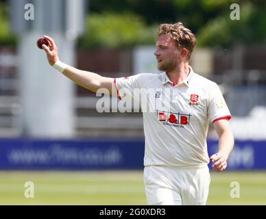 Chelmsford, Großbritannien. Juni 2021. CHELMSFORD ENGLAND - 03. JUNI: Essex's Simon Cook während der LV Insurance County Championship Group 1 Tag einer von vier Tagen zwischen Essex CCC und Nottinghamshire CCC auf dem Cloudfm County Ground am 3. Juni 2021 in Chelmsford, England Credit: Action Foto Sport/Alamy Live News Stockfoto