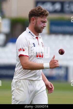 Chelmsford, Großbritannien. Juni 2021. CHELMSFORD ENGLAND - 03. JUNI: Essex's Simon Cook während der LV Insurance County Championship Group 1 Tag einer von vier Tagen zwischen Essex CCC und Nottinghamshire CCC auf dem Cloudfm County Ground am 3. Juni 2021 in Chelmsford, England Credit: Action Foto Sport/Alamy Live News Stockfoto