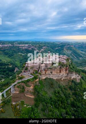 Luftaufnahme von Civita di Bagnoregio bei Sonnenaufgang, Viterbo Bezirk, Latium, Italien, Europa. Stockfoto