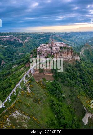 Luftaufnahme von Civita di Bagnoregio bei Sonnenaufgang, Viterbo Bezirk, Latium, Italien, Europa. Stockfoto