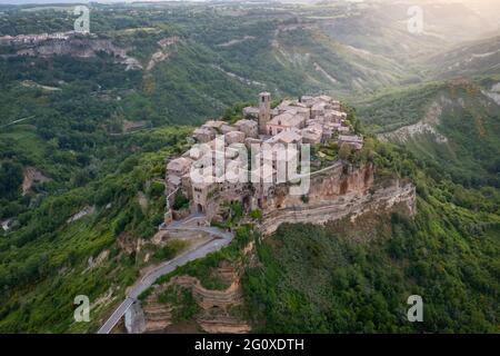 Luftaufnahme von Civita di Bagnoregio bei Sonnenaufgang, Viterbo Bezirk, Latium, Italien, Europa. Stockfoto