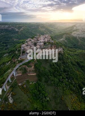 Luftaufnahme von Civita di Bagnoregio bei Sonnenaufgang, Viterbo Bezirk, Latium, Italien, Europa. Stockfoto