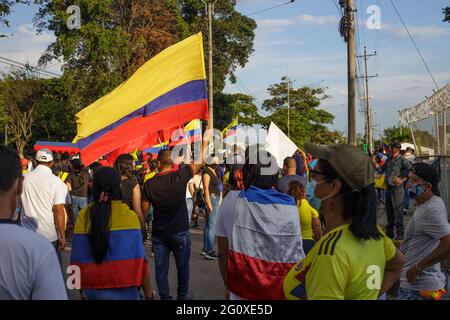 Yumbo, Valle del Cauca, Kolumbien. 2. Juni 2021. Als die Demonstrationen gegen die Regierung von Präsident Ivan Duque zunehmen, bewundern sie die Brutalität der Polizei und Unruhen, die im ersten Monat der Demonstrationen zu mindestens 70 Toten geführt haben. Am 2. Juni 2021 in Yumbo, Valle del Cauca, Kolumbien. Quelle: Mauricio Romero/LongVisual/ZUMA Wire/Alamy Live News Stockfoto