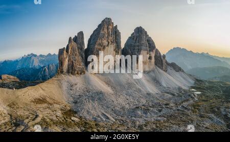 Panorama-Luftaufnahme von Tre Cime in den Dolomiten Alpen, Nationalpark bei Sonnenuntergang. Italien, Europa Stockfoto