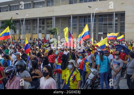 Yumbo, Valle del Cauca, Kolumbien. Juni 2021. Demonstranten schwenken kolumbianische Flaggen, während Demonstrationen gegen die Regierung von Präsident Ivan Duque zu bewunderter Polizeibrutalität und Unruhen führen, die im ersten Monat der Demonstrationen zu mindestens 70 Toten geführt haben. Am 2. Juni 2021 in Yumbo, Valle del Cauca, Kolumbien. Quelle: Mauricio Romero/LongVisual/ZUMA Wire/Alamy Live News Stockfoto