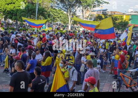 Yumbo, Valle del Cauca, Kolumbien. Juni 2021. Demonstranten schwenken kolumbianische Flaggen, während Demonstrationen gegen die Regierung von Präsident Ivan Duque zu bewunderter Polizeibrutalität und Unruhen führen, die im ersten Monat der Demonstrationen zu mindestens 70 Toten geführt haben. Am 2. Juni 2021 in Yumbo, Valle del Cauca, Kolumbien. Quelle: Mauricio Romero/LongVisual/ZUMA Wire/Alamy Live News Stockfoto