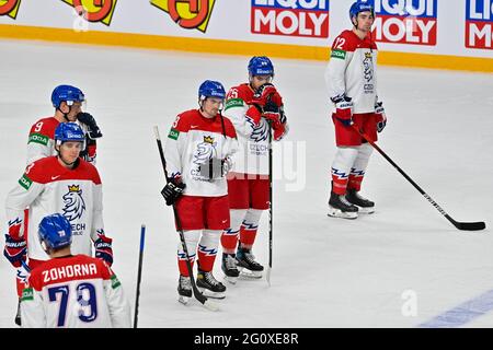 Riga, Lettland. Juni 2021. Enttäuschte tschechische Spieler nach dem Viertelfinalspiel der Eishockey-Weltmeisterschaft 2021, das am 3. Juni 2021 in Riga, Lettland, ausgetragen wurde, Tschechische Republik gegen Finnland. Quelle: VIT Simanek/CTK Photo/Alamy Live News Stockfoto