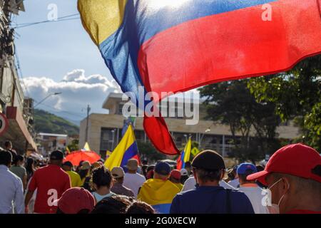 Yumbo, Valle del Cauca, Kolumbien. Juni 2021. Demonstranten schwenken kolumbianische Flaggen, während Demonstrationen gegen die Regierung von Präsident Ivan Duque zu bewunderter Polizeibrutalität und Unruhen führen, die im ersten Monat der Demonstrationen zu mindestens 70 Toten geführt haben. Am 2. Juni 2021 in Yumbo, Valle del Cauca, Kolumbien. Quelle: Mauricio Romero/LongVisual/ZUMA Wire/Alamy Live News Stockfoto