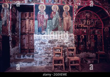 Die reich bemalten Wände in der Kirche Panagia tou Arakos in der Nähe von Lagoudera, einer der berühmten Scheunenkirchen in den Troodos-Bergen auf Zypern, die zum UNESCO-Weltkulturerbe gehört. Stockfoto