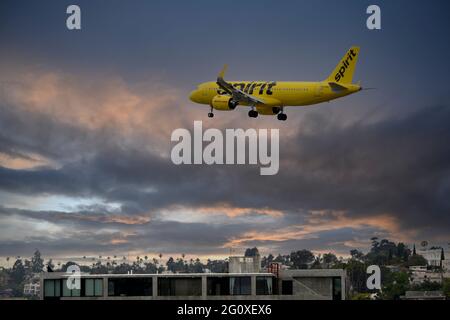 Spirit Airlines Airbus 320-271 bei der endgültigen Annäherung an den Flughafen San Diego in Südkalifornien Stockfoto