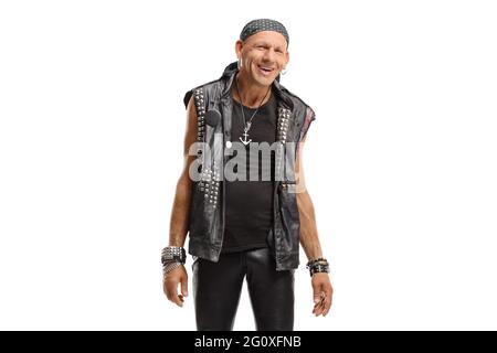 Fröhlicher Punk in einem Lederoutfit, der auf weißem Hintergrund isoliert auf die Kamera lächelt Stockfoto