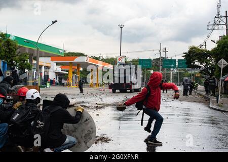 Medellin, Antioquia, Kolumbien. Juni 2021. Demonstranten schützen sich bei Zusammenstößen mit der kolumbianischen Bereitschaftspolizei (ESMAD) hinter handgefertigten Schilden, während die regierungsfeindlichen Proteste am 2. Juni 2021 in der fünften Woche gegen die Gesundheits- und Steuerreform der Regierung von Präsident Ivan Duque und den Polizeimissbrauch von Behördenfällen in Medellin, Kolumbien, ansteigen. Quelle: Miyer Juana/LongVisual/ZUMA Wire/Alamy Live News Stockfoto