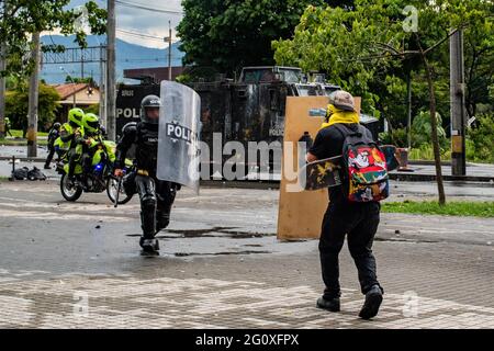 Medellin, Antioquia, Kolumbien. Juni 2021. Ein Demostrator kollidiert mit einem kolumbianischen Bereitschaftspolizisten (ESMAD), während in der fünften Woche gegen die Gesundheits- und Steuerreform von Präsident Ivan Duque protestiert wird und am 2. Juni 2021 in Medellin, Kolumbien, Polizeimissbrauch bei Behördenfällen stattfindet. Quelle: Miyer Juana/LongVisual/ZUMA Wire/Alamy Live News Stockfoto