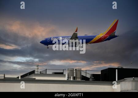 Southwest Airlines Boeing 737 bei der endgültigen Annäherung an den Flughafen San Diego in Südkalifornien Stockfoto